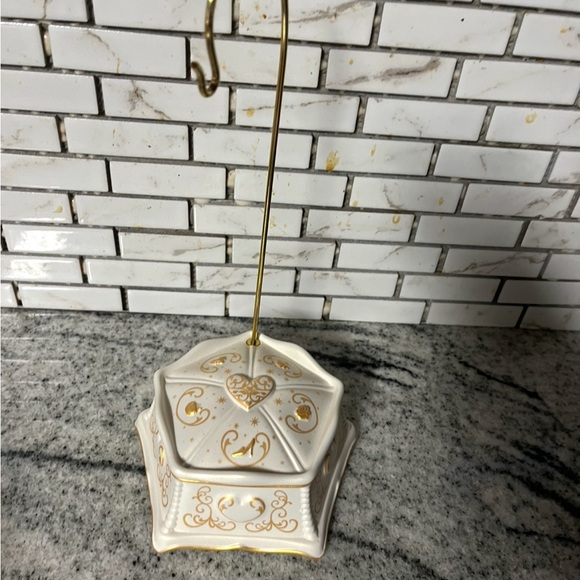 2020 Hallmark Keepsake Ornament Disney Princess Celebration Ornament Stand - Picture 2 of 10